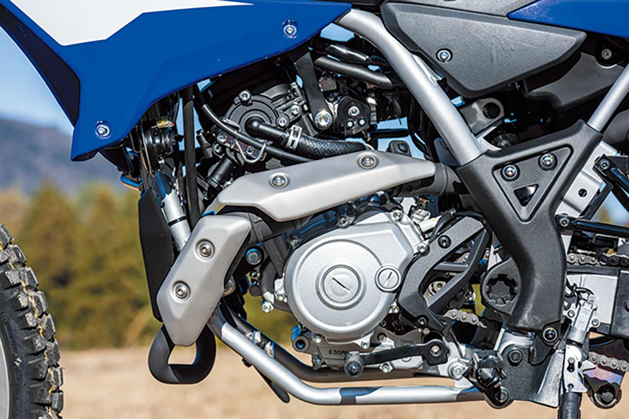 オフロード向けに特性を最適化された124cc水冷エンジンを搭載。VVA（可変バルブ）を搭載することで、吸気系の2つのカム（低回転、高回転用）をエンジン回転数やスロットル開度に応じて切り替えることができ、低中速域のトルク感、高回転域の伸び感をバランスよく発揮。軽快で力強いドライバビリティを両立している