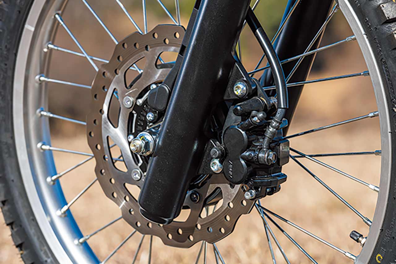 フロントのみBOSCH製ABSを搭載したブレーキ。267mmディスクと2ポットキャリパーを、リアは220mmディスクとシングルポットキャリパーを搭載する